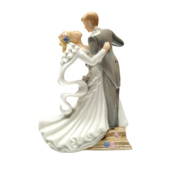 Porcelain Bride & Groom First Dance Musicial Figurine / Plays the Wedding March - Picture 3 of 7